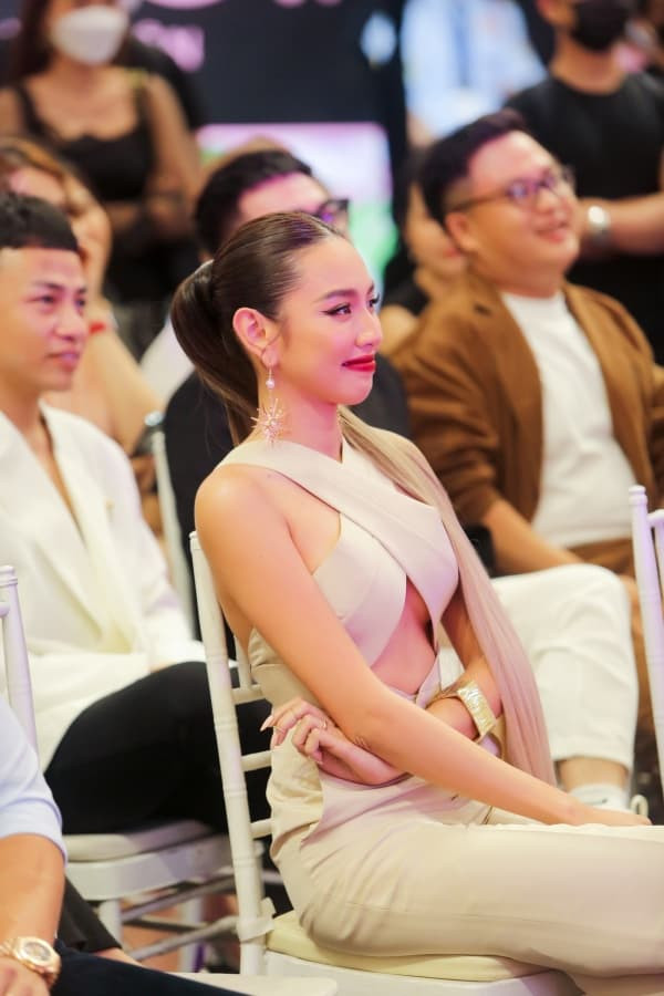 thuy-tien_6-ngoisaovn-w600-h900 1