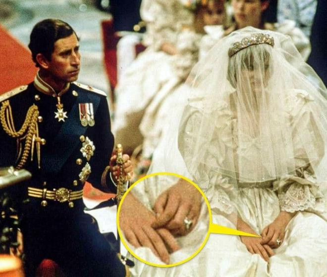 Những trang phục ẩn chứa mật mã của hoàng gia Anh Công nương Kate đầy  tinh tế nhưng ấn tượng nhất là chiếc váy báo thù của Diana