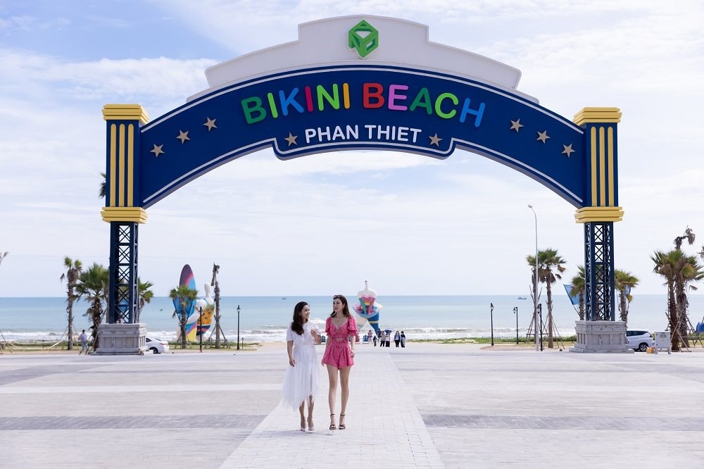 7.-ca-si-ngoc-anh-va-mc-hai-anh-check-in-tai-miami-bikini-beach.jpg