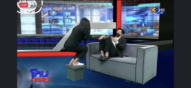 Nhóm bạn của sao 'Chiếc lá cuốn bay' được mời lên show để chất vấn, lộ chi tiết 'lươn lẹo' khi diễn lại tư thế của nữ diễn viên lúc gặp tai nạn 13