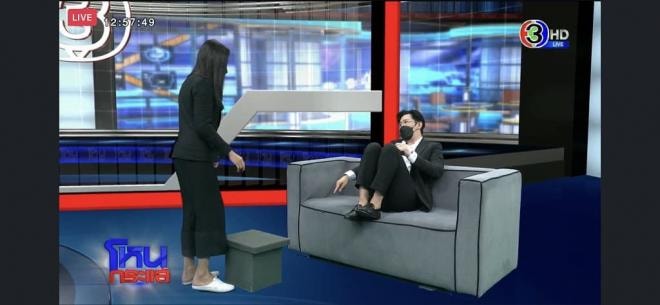 Nhóm bạn của sao 'Chiếc lá cuốn bay' được mời lên show để chất vấn, lộ chi tiết 'lươn lẹo' khi diễn lại tư thế của nữ diễn viên lúc gặp tai nạn 12