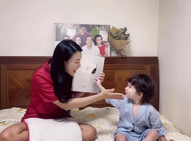 á hậu hoàng oanh nhận nút bạc  1