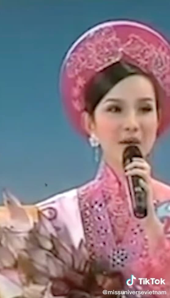 thuy-lam-da-tra-loi-cau-hoi-ung-xu-the-nao-ma-doat-vuong-mien-hoa-hau-hoan-vu-2008-va-fan-phai-phuc-sat-dat-2-ngoisaovn-w556-h974 6 thuy-lam-da-tra-loi-cau-hoi-ung-xu-the-nao-ma-doat-vuong-mien-hoa-hau-hoan-vu-2008-va-fan-phai-phuc-sat-dat-2-ngoisaovn-w556-h974 6