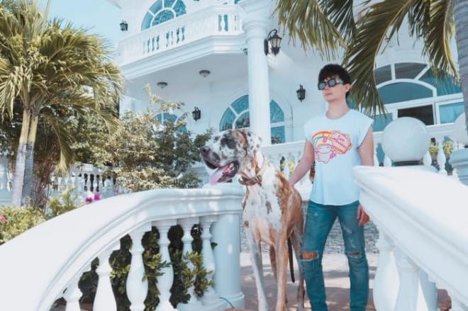 nathan-lee-tang-qua-sinh-nhat-22khung22-cho-me-tu-iphone-13-pro-max-ruou-quy-den-dan-am-thanh-12-ngoisaovn-w700-h466 1