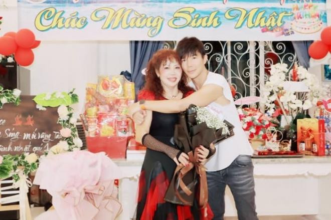 nathan-lee-tang-qua-sinh-nhat-22khung22-cho-me-tu-iphone-13-pro-max-ruou-quy-den-dan-am-thanh-4-ngoisaovn-w700-h466 5