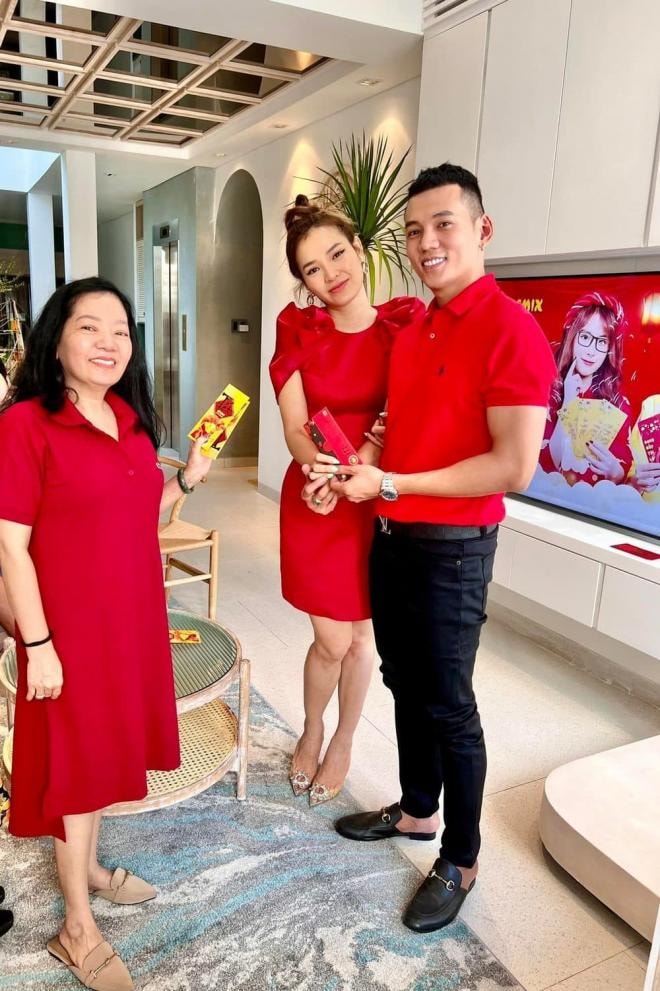 me-chong-tuong-lai-thap-tung-phuong-trinh-jolie-ly-binh-di-chup-anh-cuoi-dung-chuan-me-chong-nha-nguoi-ta-day-roi-6-ngoisaovn-w1000-h1503 1
