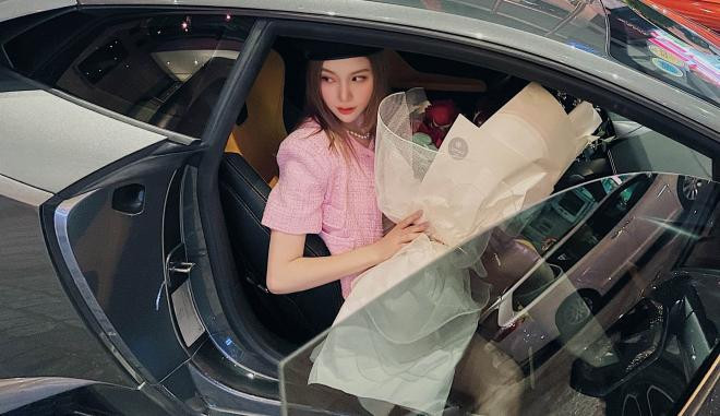 Hạnh Sino 'chơi lớn' khi tậu siêu xe Lamborghini 18 tỷ tự thưởng cho bản thân 2 Hạnh Sino 'chơi lớn' khi tậu siêu xe Lamborghini 18 tỷ tự thưởng cho bản thân 2