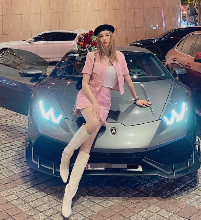 Hạnh Sino 'chơi lớn' khi tậu siêu xe Lamborghini 18 tỷ tự thưởng cho bản thân 1 Hạnh Sino 'chơi lớn' khi tậu siêu xe Lamborghini 18 tỷ tự thưởng cho bản thân 1