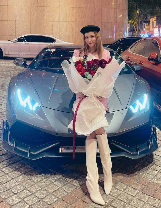 Hạnh Sino 'chơi lớn' khi tậu siêu xe Lamborghini 18 tỷ tự thưởng cho bản thân 0 Hạnh Sino 'chơi lớn' khi tậu siêu xe Lamborghini 18 tỷ tự thưởng cho bản thân 0