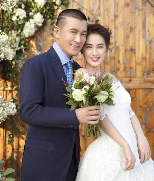 Huỳnh Thánh Y lại khoe sự giàu có của mình: Không nhận ra 100 người trong gia tộc hay mệt mỏi vì dọn dẹp biệt thự to như cung điện 6 Huỳnh Thánh Y lại khoe sự giàu có của mình: Không nhận ra 100 người trong gia tộc hay mệt mỏi vì dọn dẹp biệt thự to như cung điện 6