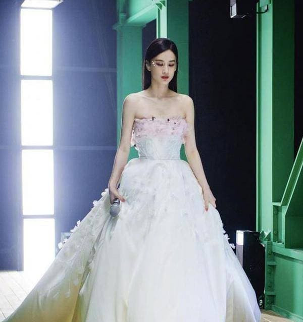 Huỳnh Thánh Y lại khoe sự giàu có của mình: Không nhận ra 100 người trong gia tộc hay mệt mỏi vì dọn dẹp biệt thự to như cung điện 5 Huỳnh Thánh Y lại khoe sự giàu có của mình: Không nhận ra 100 người trong gia tộc hay mệt mỏi vì dọn dẹp biệt thự to như cung điện 5