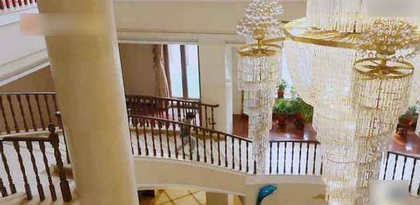 Huỳnh Thánh Y lại khoe sự giàu có của mình: Không nhận ra 100 người trong gia tộc hay mệt mỏi vì dọn dẹp biệt thự to như cung điện 4 Huỳnh Thánh Y lại khoe sự giàu có của mình: Không nhận ra 100 người trong gia tộc hay mệt mỏi vì dọn dẹp biệt thự to như cung điện 4