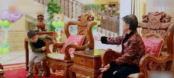 Huỳnh Thánh Y lại khoe sự giàu có của mình: Không nhận ra 100 người trong gia tộc hay mệt mỏi vì dọn dẹp biệt thự to như cung điện 3 Huỳnh Thánh Y lại khoe sự giàu có của mình: Không nhận ra 100 người trong gia tộc hay mệt mỏi vì dọn dẹp biệt thự to như cung điện 3