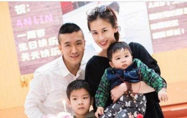 Huỳnh Thánh Y lại khoe sự giàu có của mình: Không nhận ra 100 người trong gia tộc hay mệt mỏi vì dọn dẹp biệt thự to như cung điện 0 Huỳnh Thánh Y lại khoe sự giàu có của mình: Không nhận ra 100 người trong gia tộc hay mệt mỏi vì dọn dẹp biệt thự to như cung điện 0