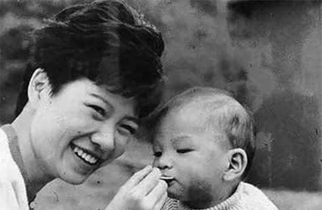 Nổi tiếng không kém Quỳnh Dao, bà nhẫn tâm phá hủy hai mối tình của bạn thân và từ chối nhận người nhà 5 Nổi tiếng không kém Quỳnh Dao, bà nhẫn tâm phá hủy hai mối tình của bạn thân và từ chối nhận người nhà 5