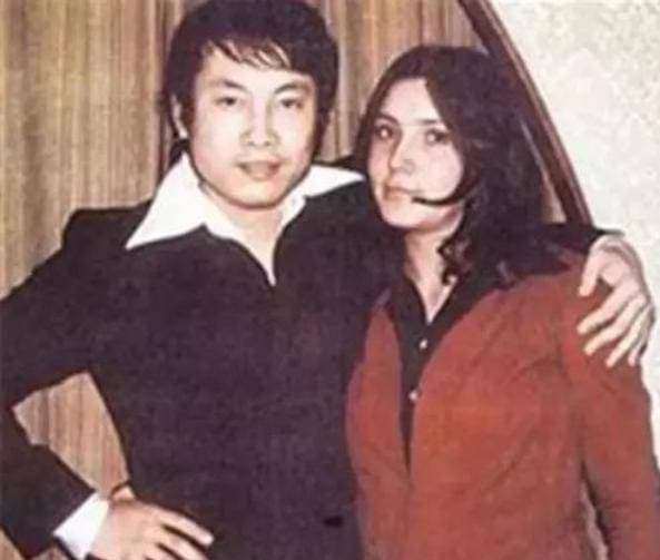 Nổi tiếng không kém Quỳnh Dao, bà nhẫn tâm phá hủy hai mối tình của bạn thân và từ chối nhận người nhà 4 Nổi tiếng không kém Quỳnh Dao, bà nhẫn tâm phá hủy hai mối tình của bạn thân và từ chối nhận người nhà 4