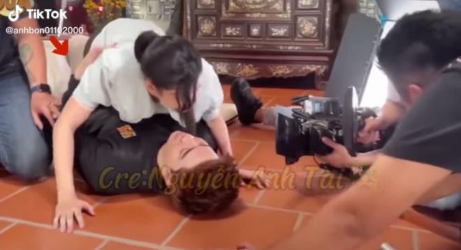 chi-dan-cuong-hon-truong-quynh-anh-that-hay-dua-4-ngoisaovn-w1375-h748 2