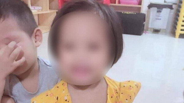 Bé gái 3 tuổi bị người tình của mẹ đóng đinh vào đầu đã tử vong -0