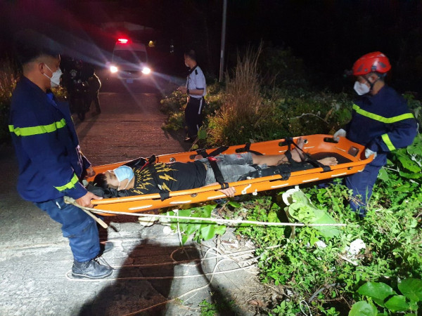 Cảnh sát PCCC&CNCH kịp thời giải cứu thiếu niên ngã vực sâu núi Sơn Trà trong đêm -2