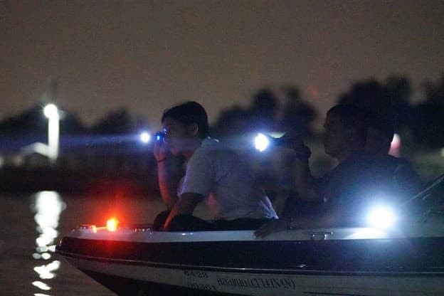 Xót xa hình ảnh chồng cũ và bạn trai Tangmo 'Chiếc lá cuốn bay' ôm nhau khóc nghẹn ngào trong lễ tưởng niệm của cô 6