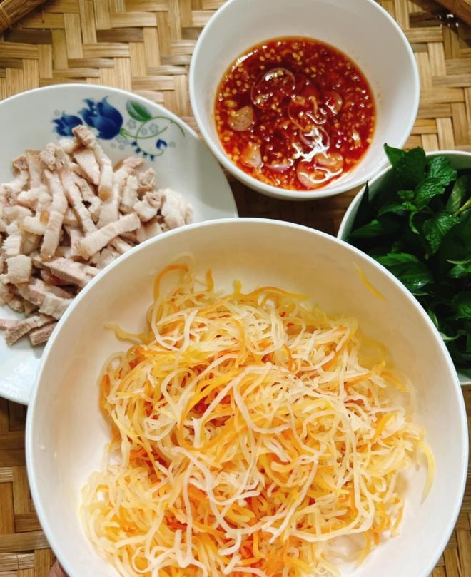nộm thịt luộc  0