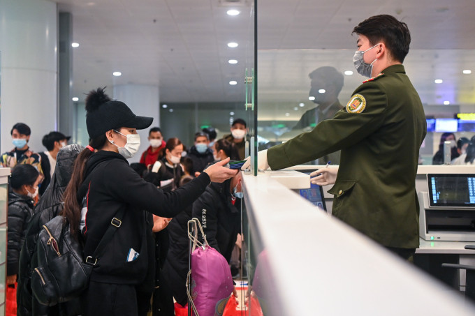 khách từ Ukraine làm thủ tục nhập cảnh tại sân bay quốc tế Nội Bài hôm 8/3. Ảnh: Giang Huy