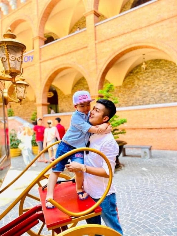 chồng nhật kim anh đưa bé đi chơi  2