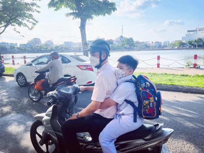 chồng nhật kim anh đưa bé đi chơi  1