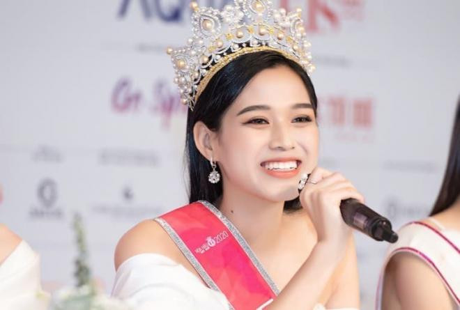 tan-hoa-hau-do-thi-ha-la-sinh-vien-the-nao-tai-dh-kinh-te-quoc-dan.jpg 0