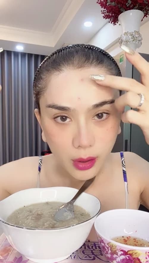 sau-thoi-gian-im-lang-cuoi-cung-lam-khanh-chi-cung-dua-ra-loi-giai-thich-cho-viec-lo-mat-moc-xau-xi-tren-livestream-1-ngoisaovn-w501-h882 3