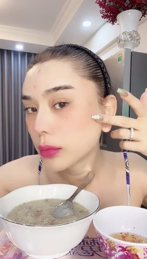 sau-thoi-gian-im-lang-cuoi-cung-lam-khanh-chi-cung-dua-ra-loi-giai-thich-cho-viec-lo-mat-moc-xau-xi-tren-livestream-2-ngoisaovn-w501-h882 2