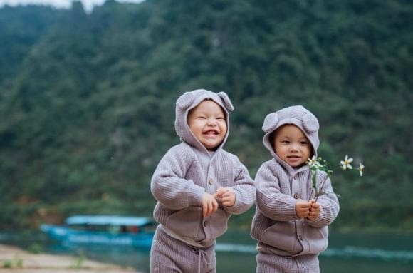 he-lo-ten-tieng-viet-cua-cap-song-sinh-nha-ha-ho-kim-ly-hoa-ra-lai-do-nguoi-nay-dat-cho-5-ngoisaovn-w580-h383 1 he-lo-ten-tieng-viet-cua-cap-song-sinh-nha-ha-ho-kim-ly-hoa-ra-lai-do-nguoi-nay-dat-cho-5-ngoisaovn-w580-h383 1