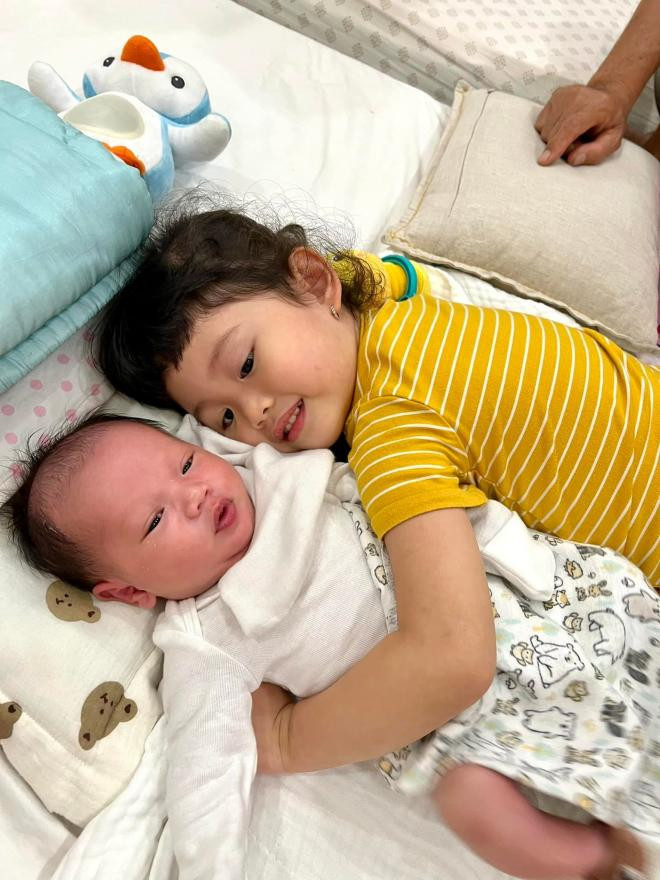 em gái quang vinh sau sinh  0