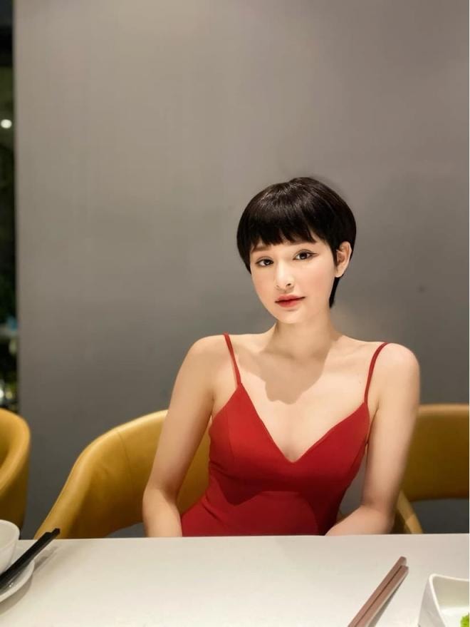 hien-ho-len-do-voi-bikini-kieu-toc-cu-sai-sai-nhung-body-can-tat-773115.jpg 2