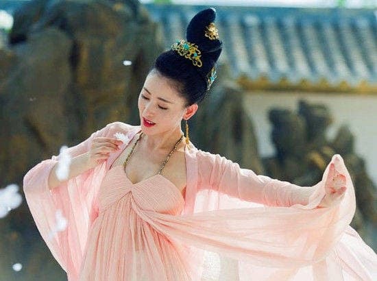 Mỹ nhân cổ trang dưới cơn mưa hoa: Triệu Lệ Dĩnh tươi tắn, Chung Hân Đồng bi thương, còn Tưởng Hân khiến khán giả la ó 7