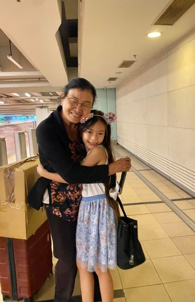 bo-me-ruot-doan-trang-sang-singapore-de-tham-con-chau-vi-nho-22nay-da-duoc-om-nhau-hon-nhau-nat-mat-luon-roi22-3-ngoisaovn-w622-h960 8 bo-me-ruot-doan-trang-sang-singapore-de-tham-con-chau-vi-nho-22nay-da-duoc-om-nhau-hon-nhau-nat-mat-luon-roi22-3-ngoisaovn-w622-h960 8