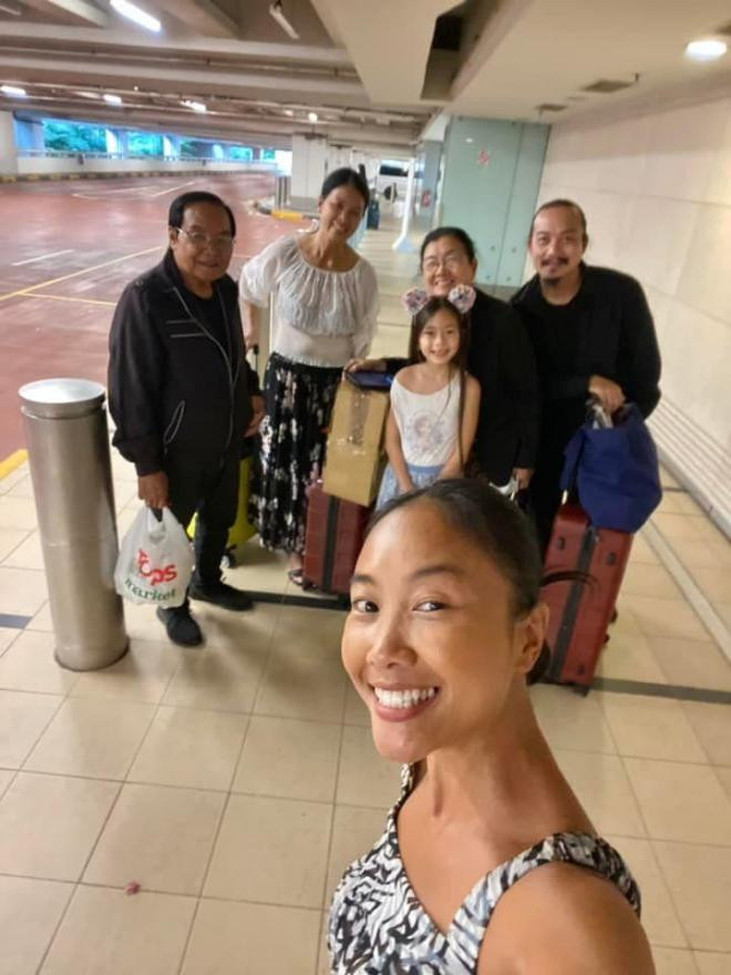 bo-me-ruot-doan-trang-sang-singapore-de-tham-con-chau-vi-nho-22nay-da-duoc-om-nhau-hon-nhau-nat-mat-luon-roi22-1-ngoisaovn-w720-h960 10 bo-me-ruot-doan-trang-sang-singapore-de-tham-con-chau-vi-nho-22nay-da-duoc-om-nhau-hon-nhau-nat-mat-luon-roi22-1-ngoisaovn-w720-h960 10