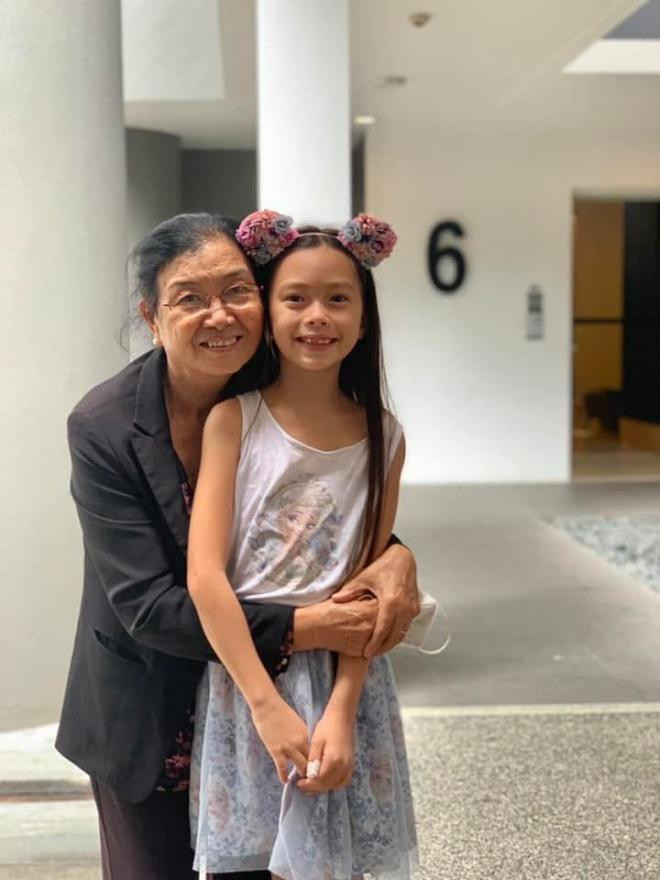bo-me-ruot-doan-trang-sang-singapore-de-tham-con-chau-vi-nho-22nay-da-duoc-om-nhau-hon-nhau-nat-mat-luon-roi22-10-ngoisaovn-w720-h960 3 bo-me-ruot-doan-trang-sang-singapore-de-tham-con-chau-vi-nho-22nay-da-duoc-om-nhau-hon-nhau-nat-mat-luon-roi22-10-ngoisaovn-w720-h960 3