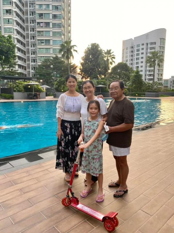 bo-me-ruot-doan-trang-sang-singapore-de-tham-con-chau-vi-nho-22nay-da-duoc-om-nhau-hon-nhau-nat-mat-luon-roi22-19-ngoisaovn-w720-h960 1 bo-me-ruot-doan-trang-sang-singapore-de-tham-con-chau-vi-nho-22nay-da-duoc-om-nhau-hon-nhau-nat-mat-luon-roi22-19-ngoisaovn-w720-h960 1
