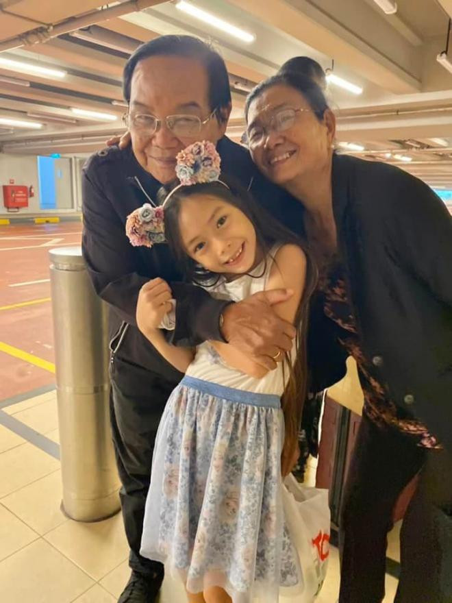 bo-me-ruot-doan-trang-sang-singapore-de-tham-con-chau-vi-nho-22nay-da-duoc-om-nhau-hon-nhau-nat-mat-luon-roi22-2-ngoisaovn-w720-h960 9 bo-me-ruot-doan-trang-sang-singapore-de-tham-con-chau-vi-nho-22nay-da-duoc-om-nhau-hon-nhau-nat-mat-luon-roi22-2-ngoisaovn-w720-h960 9