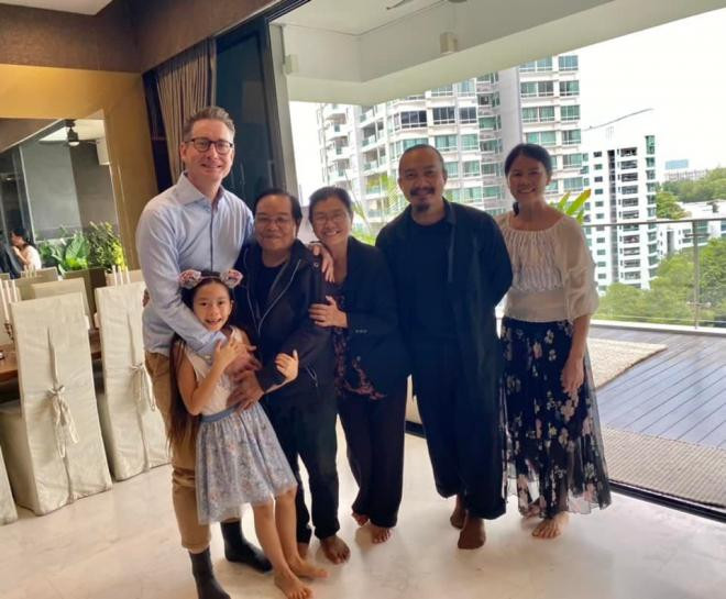 bo-me-ruot-doan-trang-sang-singapore-de-tham-con-chau-vi-nho-22nay-da-duoc-om-nhau-hon-nhau-nat-mat-luon-roi22-5-ngoisaovn-w960-h794 6 bo-me-ruot-doan-trang-sang-singapore-de-tham-con-chau-vi-nho-22nay-da-duoc-om-nhau-hon-nhau-nat-mat-luon-roi22-5-ngoisaovn-w960-h794 6