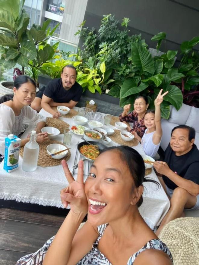 bo-me-ruot-doan-trang-sang-singapore-de-tham-con-chau-vi-nho-22nay-da-duoc-om-nhau-hon-nhau-nat-mat-luon-roi22-6-ngoisaovn-w720-h960 5 bo-me-ruot-doan-trang-sang-singapore-de-tham-con-chau-vi-nho-22nay-da-duoc-om-nhau-hon-nhau-nat-mat-luon-roi22-6-ngoisaovn-w720-h960 5