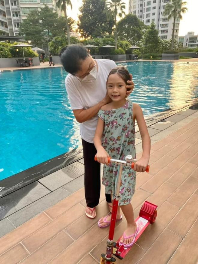 bo-me-ruot-doan-trang-sang-singapore-de-tham-con-chau-vi-nho-22nay-da-duoc-om-nhau-hon-nhau-nat-mat-luon-roi22-8-ngoisaovn-w720-h960 4 bo-me-ruot-doan-trang-sang-singapore-de-tham-con-chau-vi-nho-22nay-da-duoc-om-nhau-hon-nhau-nat-mat-luon-roi22-8-ngoisaovn-w720-h960 4