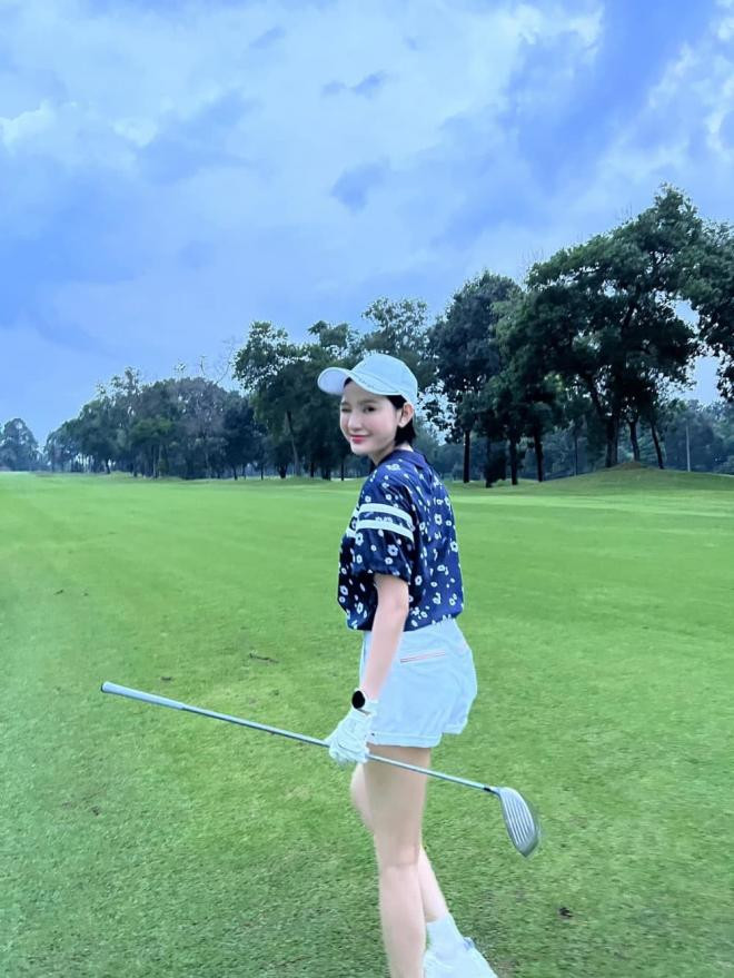 hien-ho-lien-tuc-checkin-san-golf-khoe-trinh-tha-thinh-thuong-thua-2ca6b8c9-ngoisaovn-w1000-h1333 1
