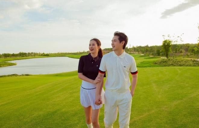 thoi-trang-di-choi-golf-cua-vo-chong-dong-nhi-ong-cao-thang-35acb362-ngoisaovn-w1000-h643 2