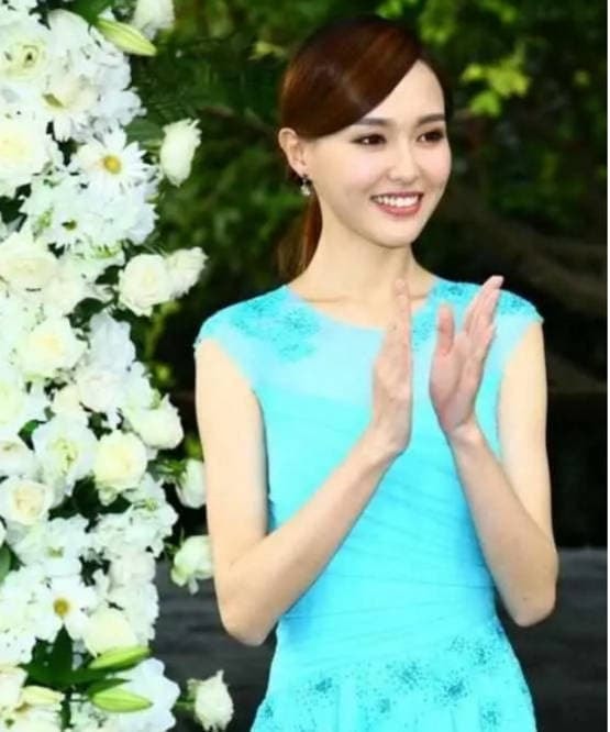 Váy phù dâu của người nổi tiếng bị 