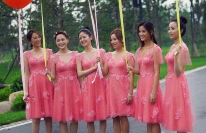 Váy phù dâu của người nổi tiếng bị 