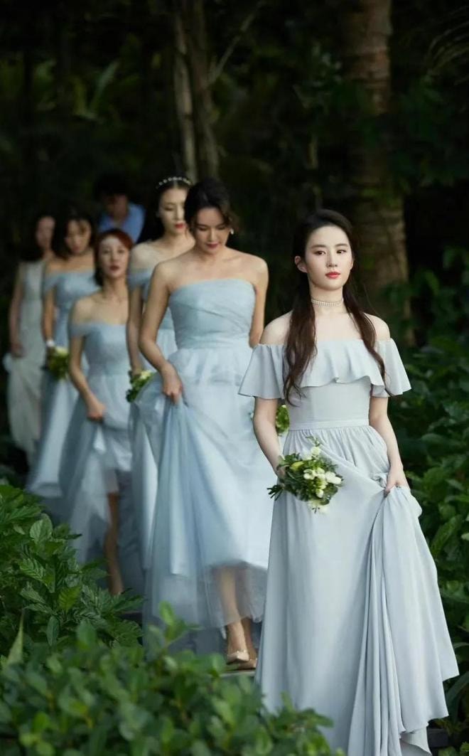 Váy phù dâu của người nổi tiếng bị 