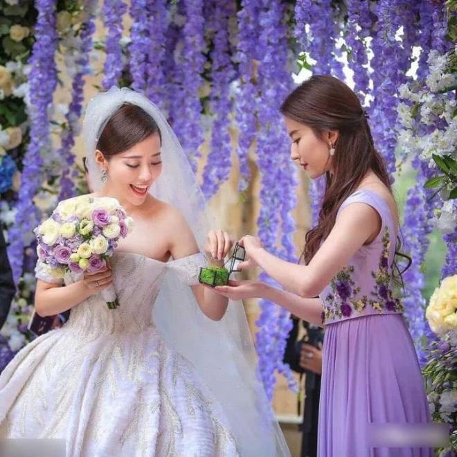 Váy phù dâu của người nổi tiếng bị 