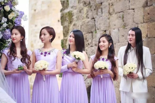 Váy phù dâu của người nổi tiếng bị 